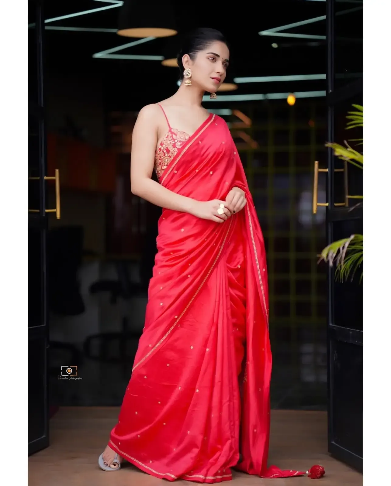 INDIAN ACTRESS RUHANI SHARMA IMAGES IN SLEEVELESS RED SAREE 6